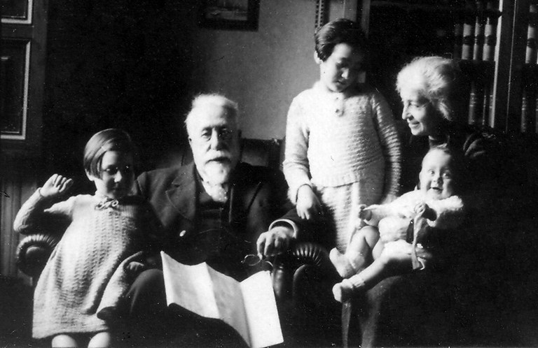Vito e Virginia con i nipoti Silvia, Laura (figlia di Edoardo e Nella) e Vito (figlio di Gustavo ed Emila Cosattini) copia CROP.jpg